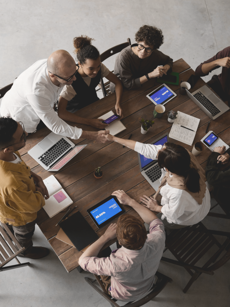 Imaginer ici une photo bien stylée de l'équipe en mode "actif"